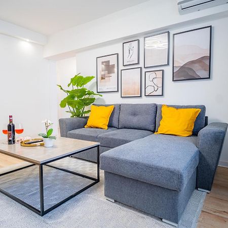 Spacious Newly Renovated 2Br Apartments With Balcony บูคาเรสต์ ภายนอก รูปภาพ