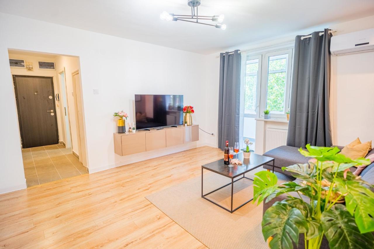Spacious Newly Renovated 2Br Apartments With Balcony บูคาเรสต์ ภายนอก รูปภาพ