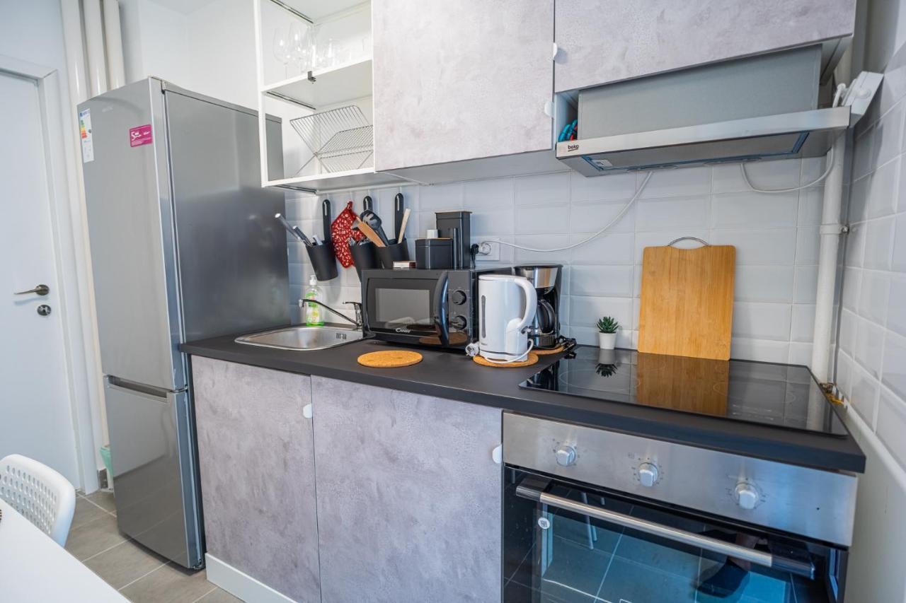 Spacious Newly Renovated 2Br Apartments With Balcony บูคาเรสต์ ภายนอก รูปภาพ