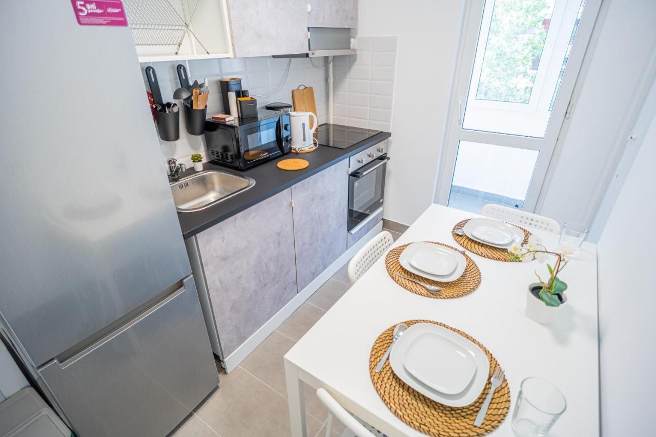 Spacious Newly Renovated 2Br Apartments With Balcony บูคาเรสต์ ภายนอก รูปภาพ
