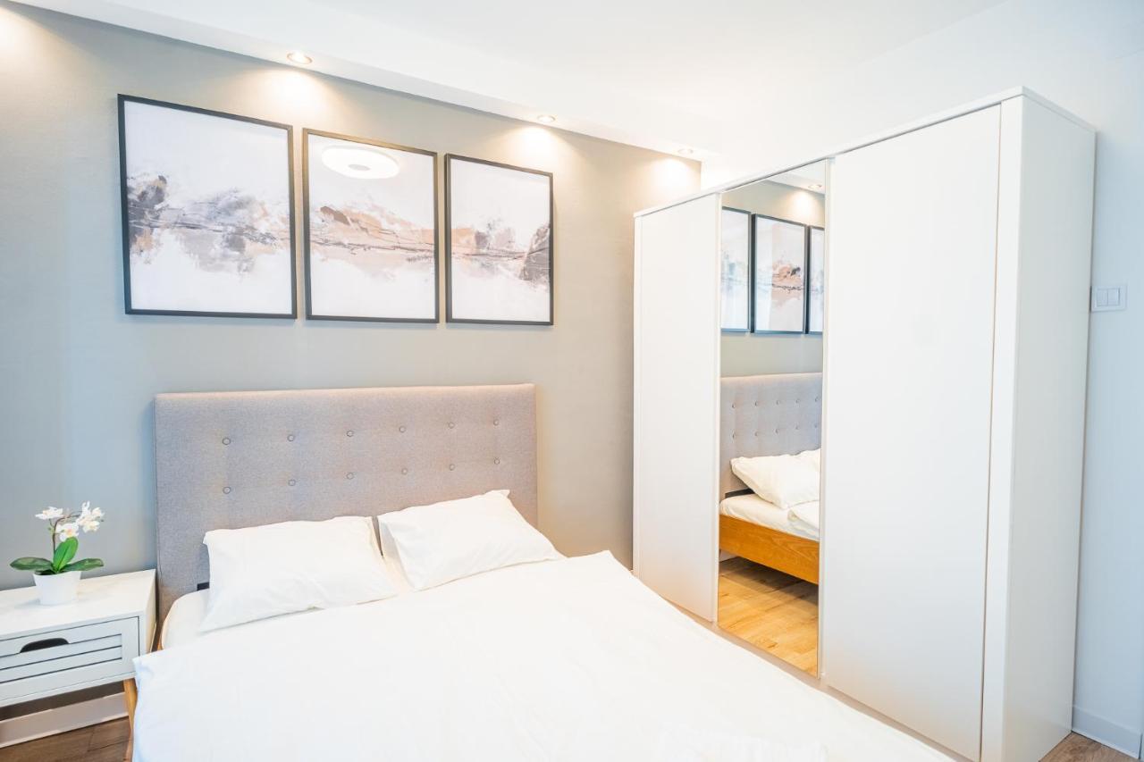 Spacious Newly Renovated 2Br Apartments With Balcony บูคาเรสต์ ภายนอก รูปภาพ