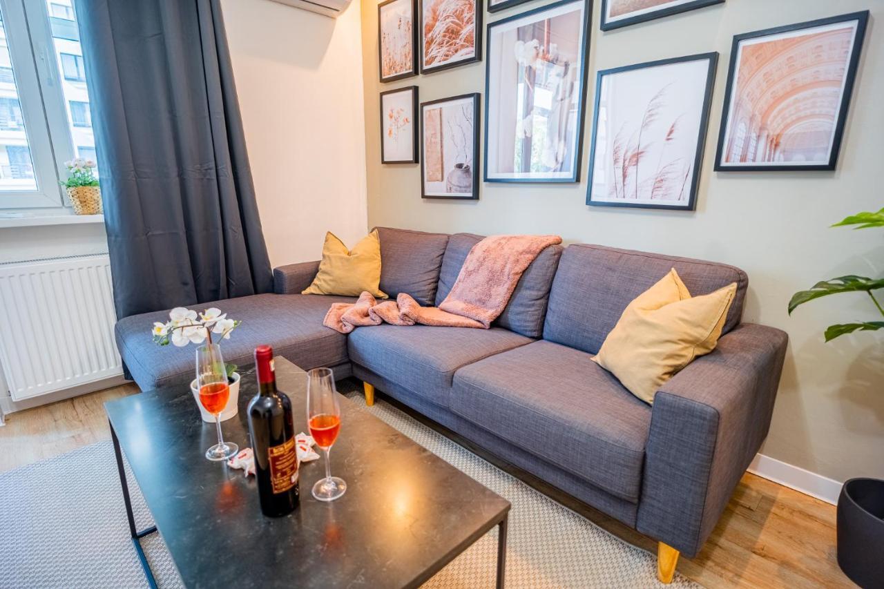 Spacious Newly Renovated 2Br Apartments With Balcony บูคาเรสต์ ภายนอก รูปภาพ