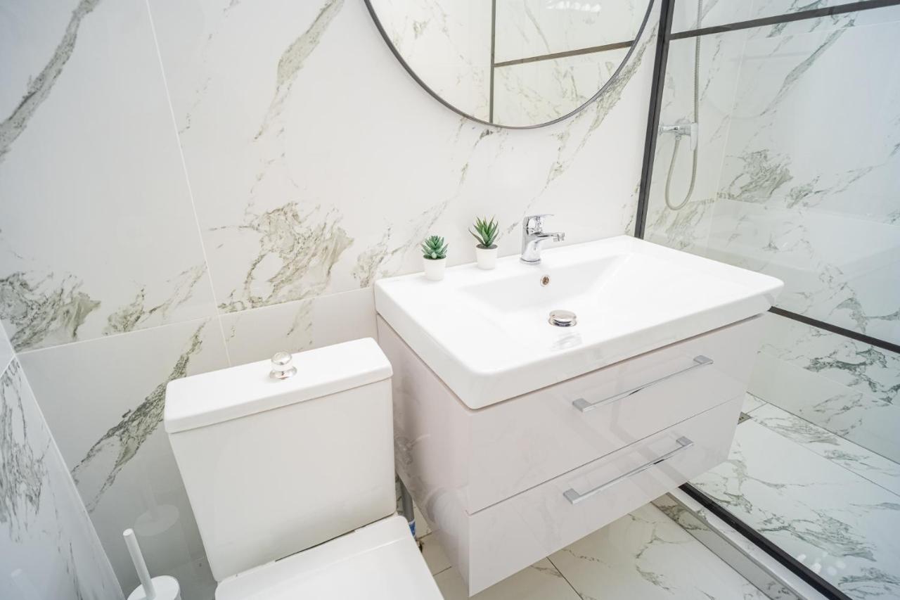 Spacious Newly Renovated 2Br Apartments With Balcony บูคาเรสต์ ภายนอก รูปภาพ
