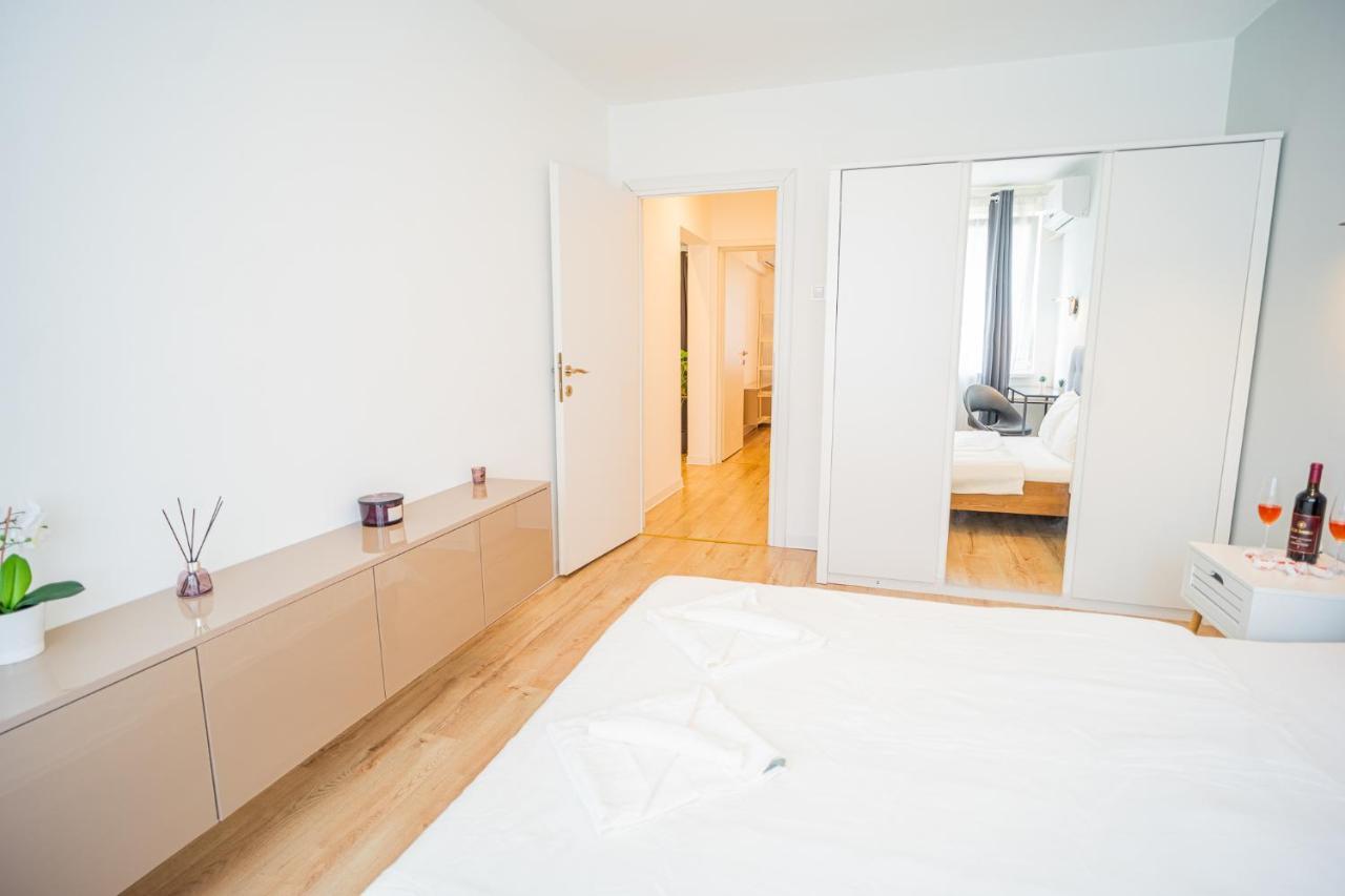 Spacious Newly Renovated 2Br Apartments With Balcony บูคาเรสต์ ภายนอก รูปภาพ