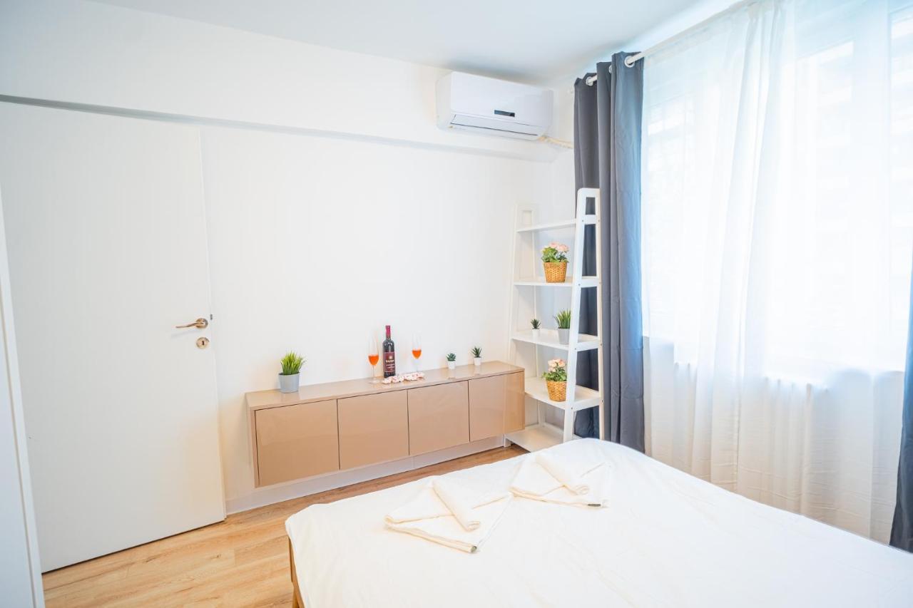 Spacious Newly Renovated 2Br Apartments With Balcony บูคาเรสต์ ภายนอก รูปภาพ