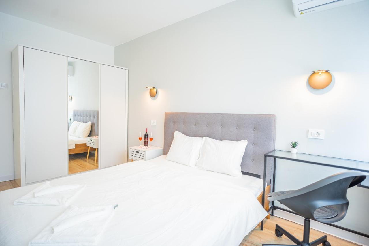 Spacious Newly Renovated 2Br Apartments With Balcony บูคาเรสต์ ภายนอก รูปภาพ
