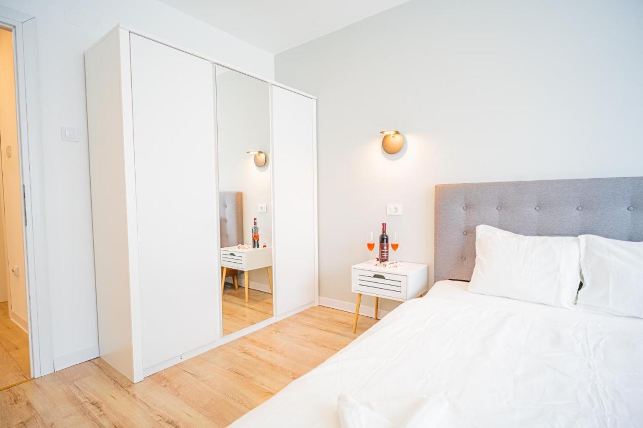Spacious Newly Renovated 2Br Apartments With Balcony บูคาเรสต์ ภายนอก รูปภาพ