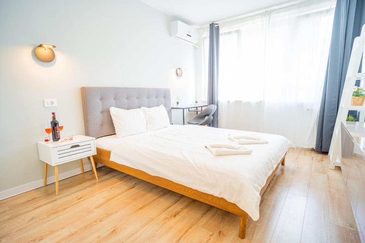 Spacious Newly Renovated 2Br Apartments With Balcony บูคาเรสต์ ภายนอก รูปภาพ