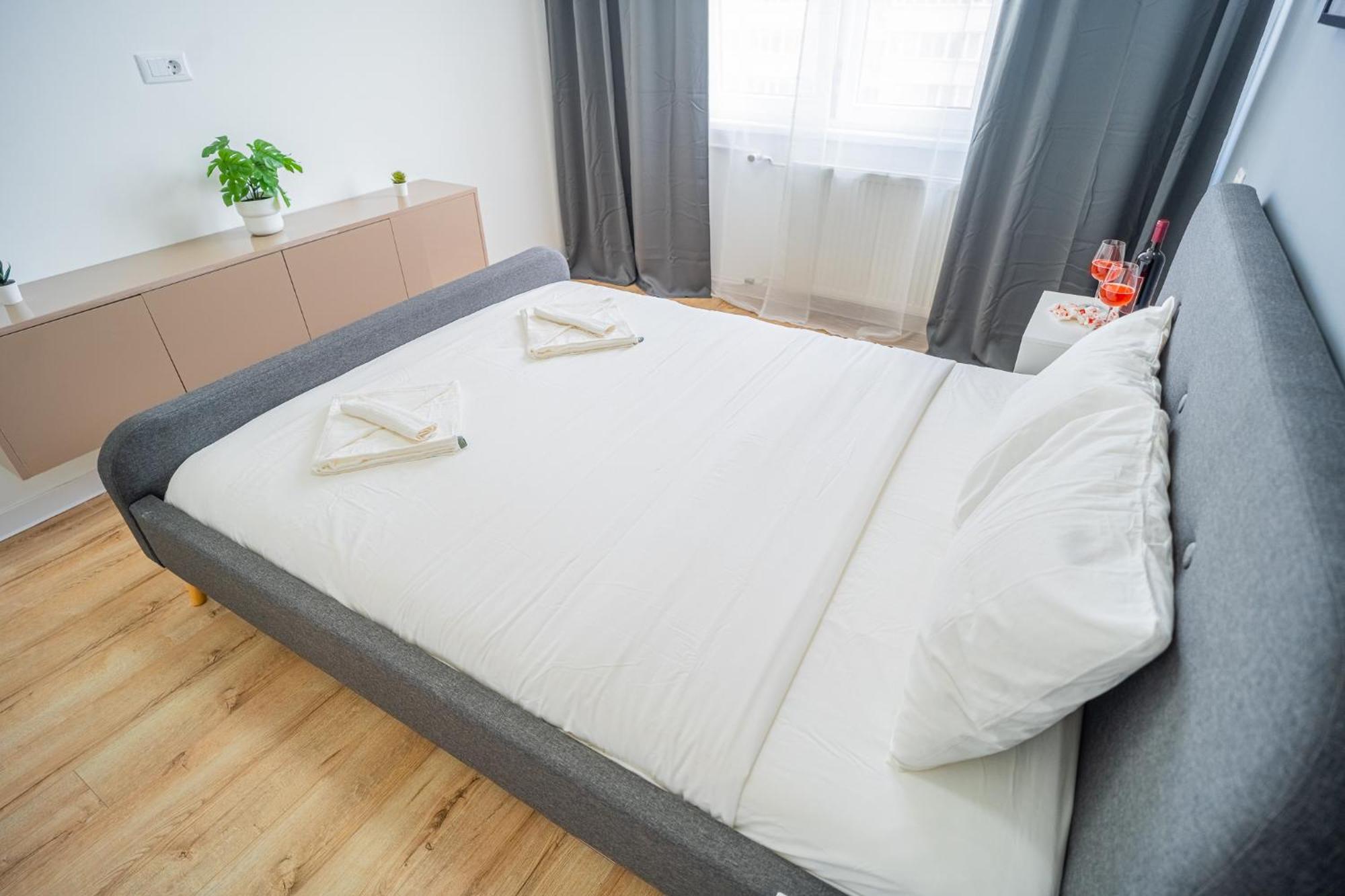 Spacious Newly Renovated 2Br Apartments With Balcony บูคาเรสต์ ภายนอก รูปภาพ