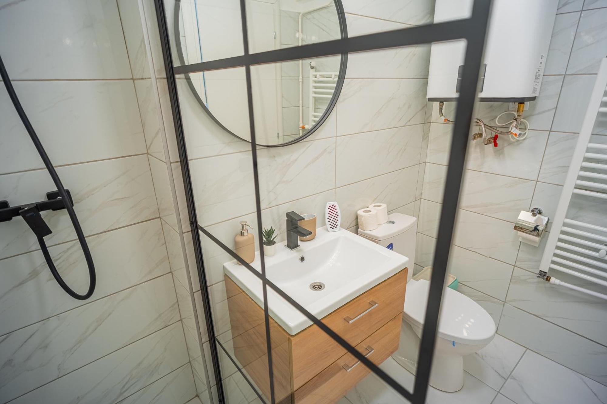 Spacious Newly Renovated 2Br Apartments With Balcony บูคาเรสต์ ภายนอก รูปภาพ