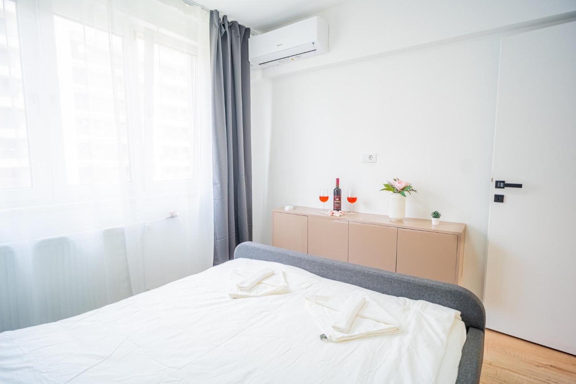 Spacious Newly Renovated 2Br Apartments With Balcony บูคาเรสต์ ภายนอก รูปภาพ