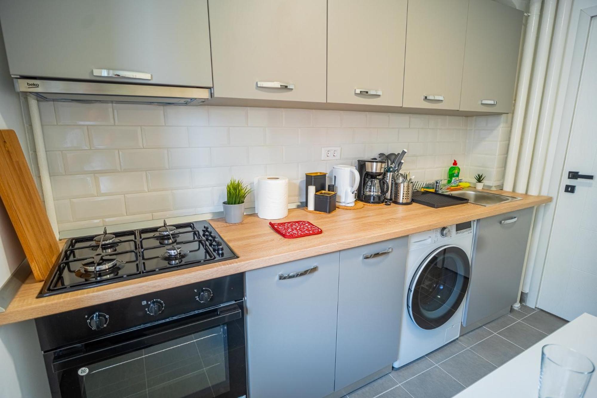 Spacious Newly Renovated 2Br Apartments With Balcony บูคาเรสต์ ภายนอก รูปภาพ