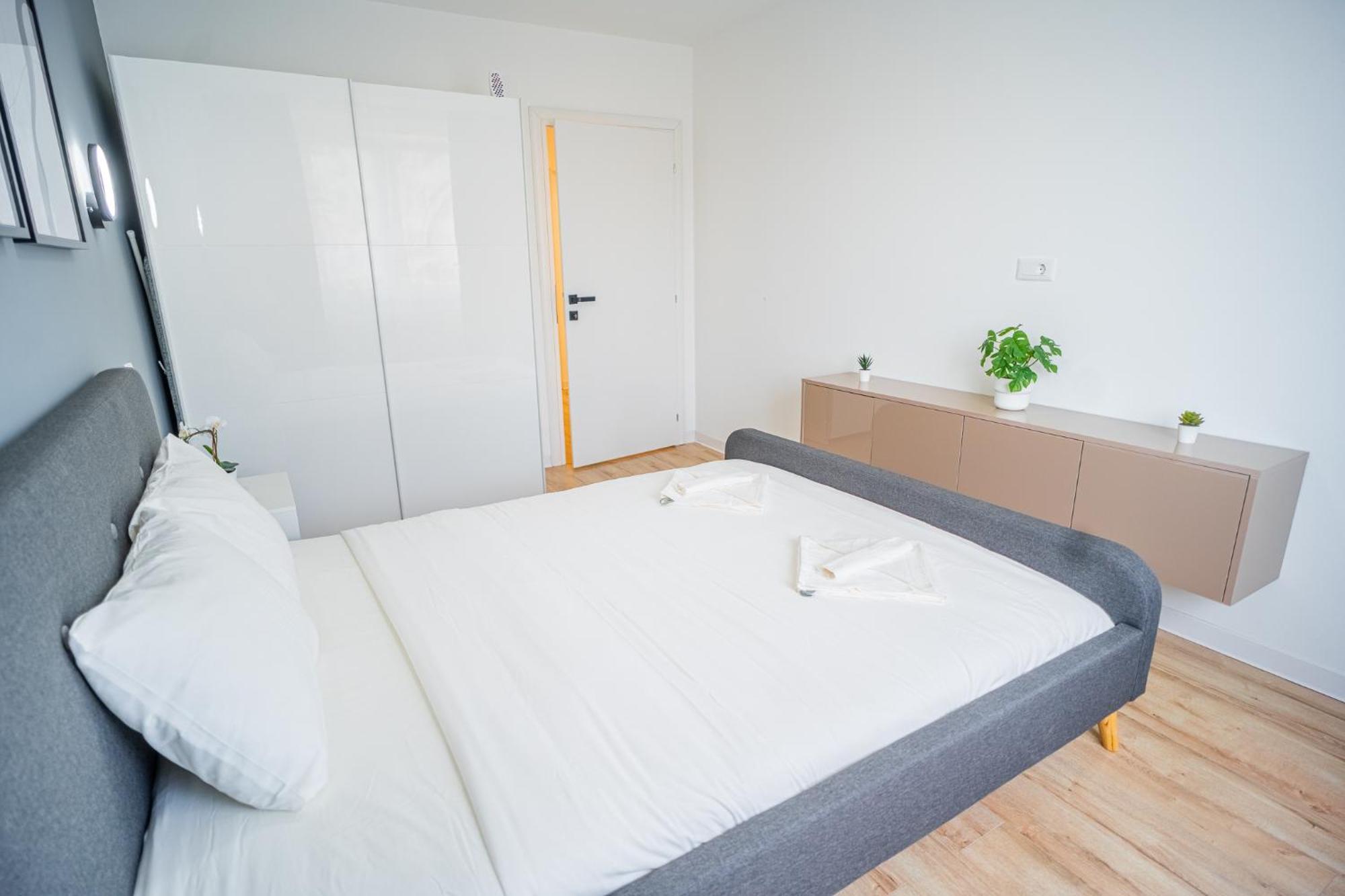 Spacious Newly Renovated 2Br Apartments With Balcony บูคาเรสต์ ภายนอก รูปภาพ
