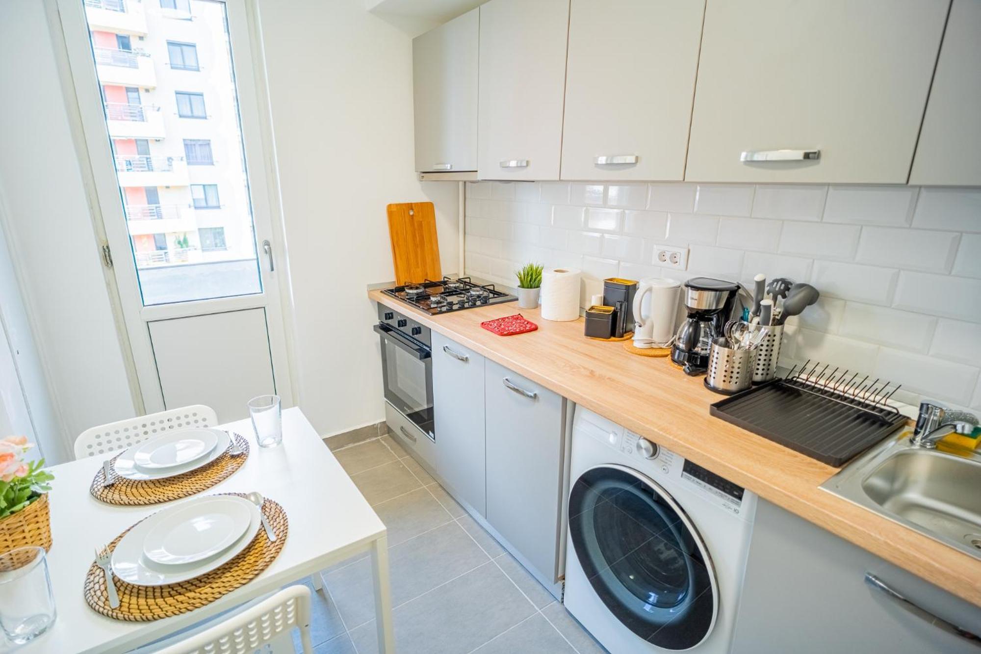 Spacious Newly Renovated 2Br Apartments With Balcony บูคาเรสต์ ภายนอก รูปภาพ