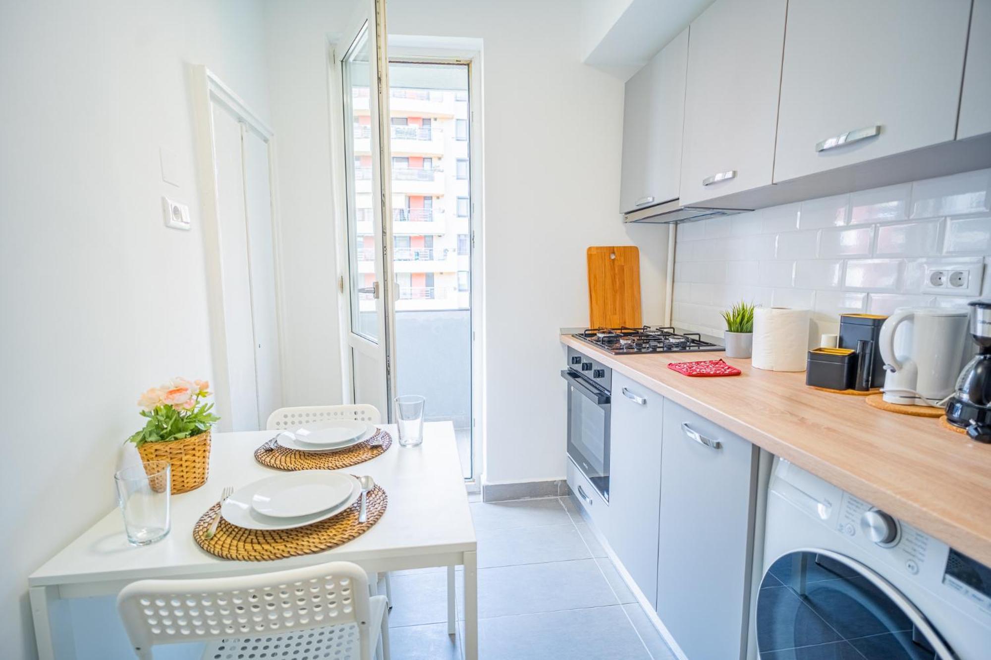 Spacious Newly Renovated 2Br Apartments With Balcony บูคาเรสต์ ภายนอก รูปภาพ